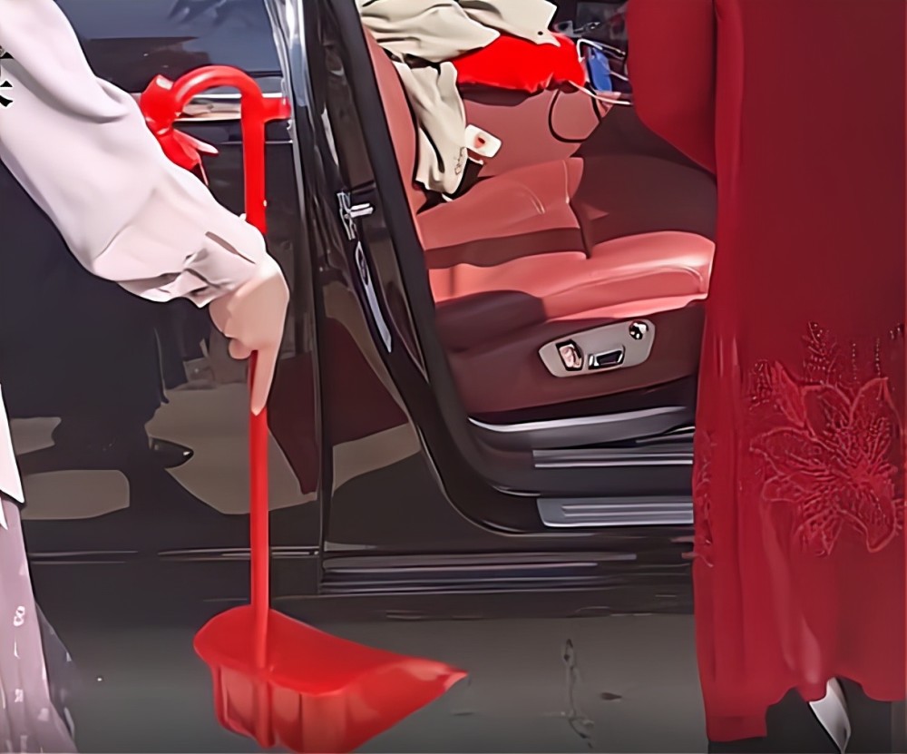 新娘出嫁时娘家将其扫地出门这样的习俗让人感觉很心酸