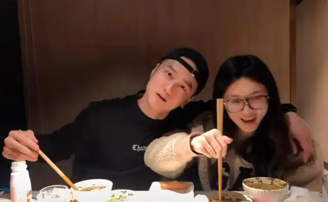 蒋劲夫近照大变搂着好友老婆吃火锅偷笑女方撞脸江疏影