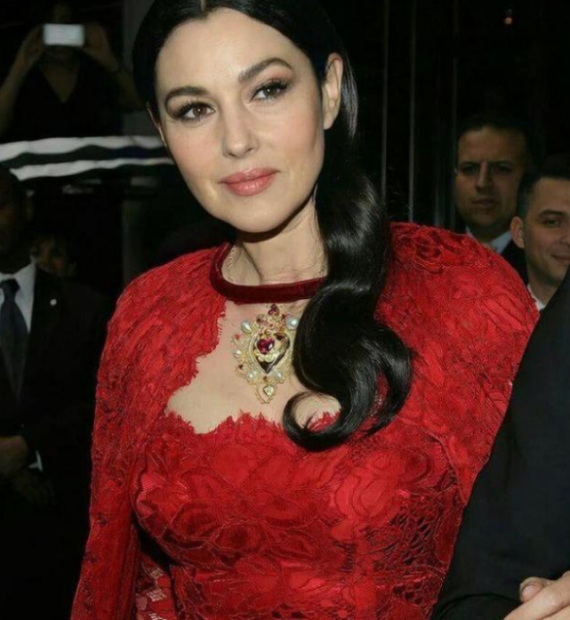 莫妮卡红裙加身风姿绰约不老容颜更显年轻不愧是意大利女神