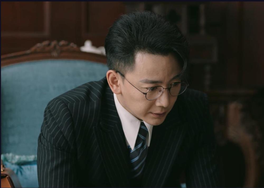 首先,杨秀成的报仇线整体垮了,他刚开始进容家,肯