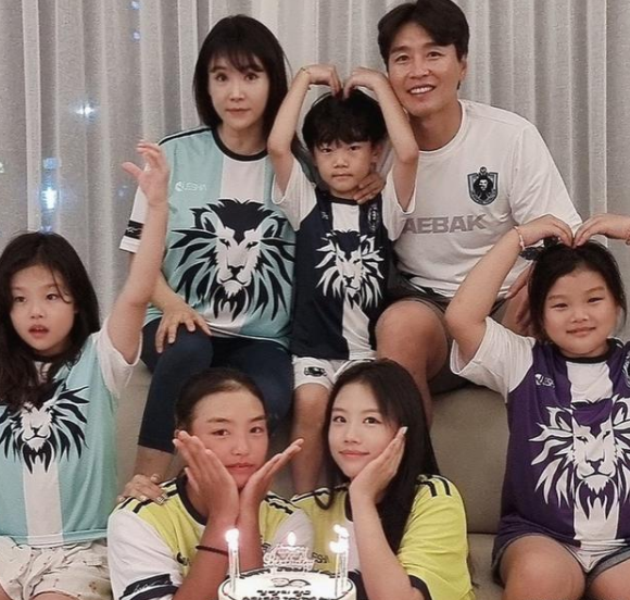 李同国的妻子是韩国小姐,长相和身材都是一等一的.
