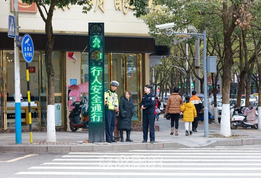 惠水新安裝過街紅綠燈行人出行更安全