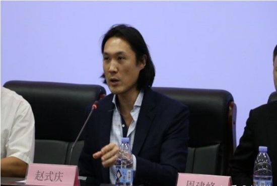 2001年,伯父赵世彭因心脏病突发,不幸离世,光华船运落入父亲赵世光手