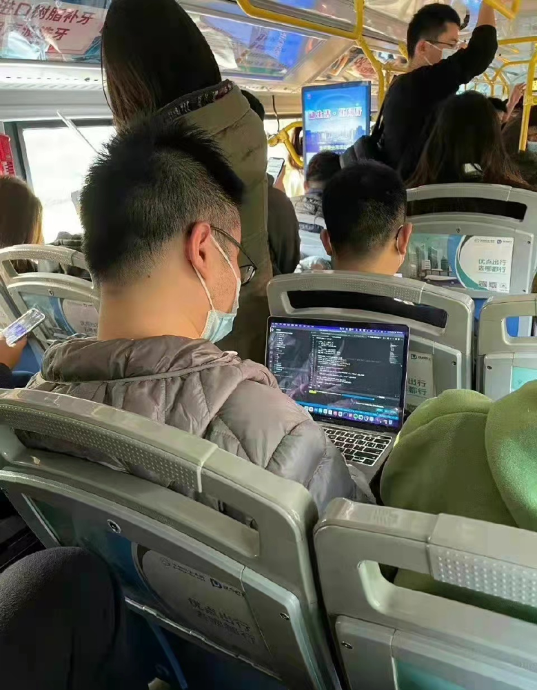 深圳打工人带电脑图片