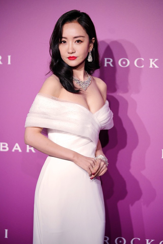 杨蓉的身材看着挺饱满,穿白色露肩小礼裙一点没缩水,依旧有韵味插图2