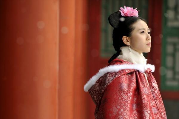 若曦跟着四爷就是不求名分,但是四爷深爱若曦,所以马佳氏云惠也有可能