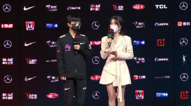 小钰腿粗却又喜欢秀腿,与rookie站在一起很般配,颜值属lpl顶流