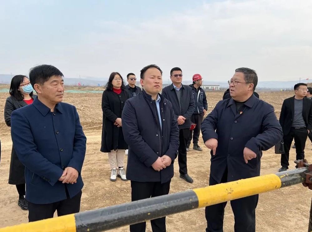 王兴一行实地查看了临汾染化集团新型染料迁建项目,标准化厂房(新材料