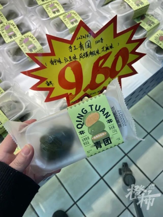 不過,青團已經逐漸脫離了它季節性食品的侷限,比如知味觀連鎖門店就