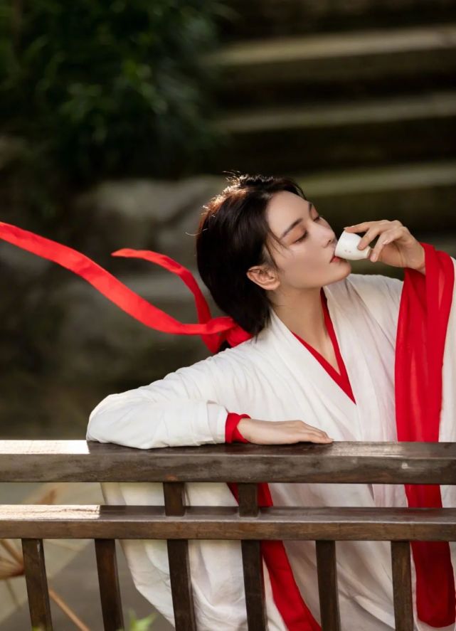 一身红衣,仙风侠骨,一杯烈酒,仗剑天涯,古风侠女的造型惊艳了很多人.