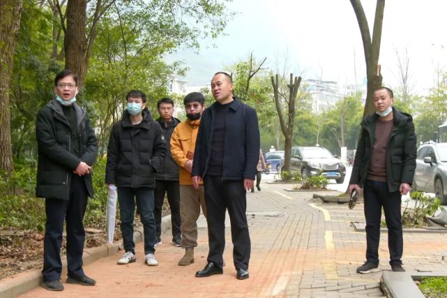 王炳卜强调,县城"白改黑"项目工程是优化城市道路建设