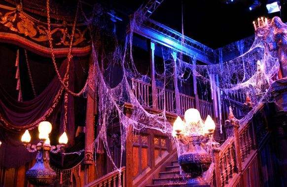 早在2003年,该游乐设施就被改编成了恐怖喜剧片《鬼屋》,由罗伯·明可