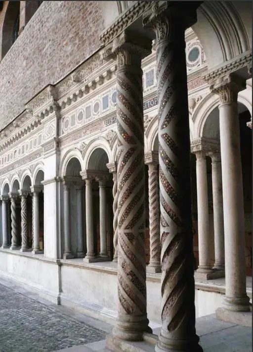 右:意大利奥维多大教堂接下来的两个大理石柱子明显是洛可可时期