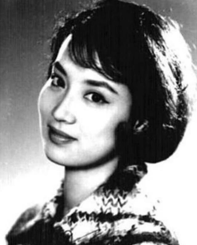 章月明得了一些好处,便找了几个和巧巧一样的歌女,并极力怂恿一些国民