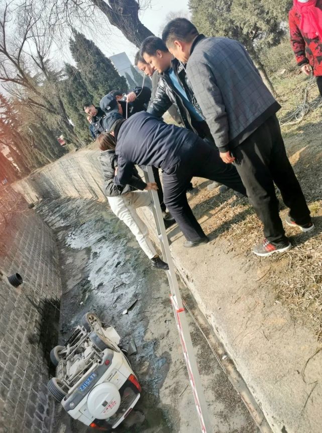 小轿车翻入深沟,巩义警民合力紧急救援