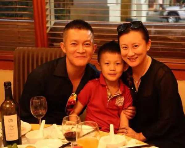 杨志刚娶了还在念书的张静,结婚后挣的钱全部交给太太_腾讯新闻