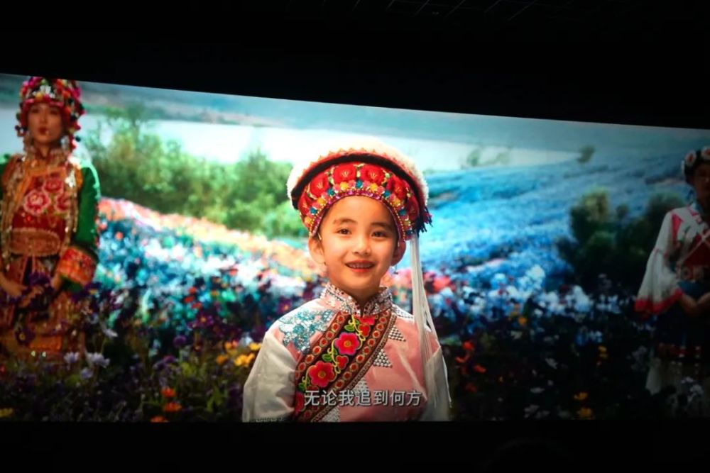 布景,道具和服装造型都极具大理白族特色,熟悉的"乡音",给予观众