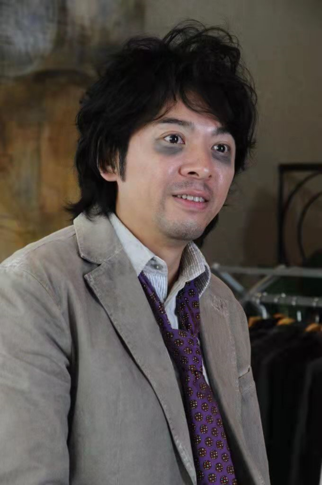 92年跟郑少秋合作了剧集《大时代》,在剧中饰演老四丁利蟹.