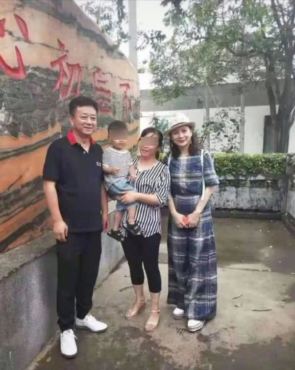 朱军妻子谭梅街边跳舞遭网友吐槽广场舞水平身高p成两米巨人