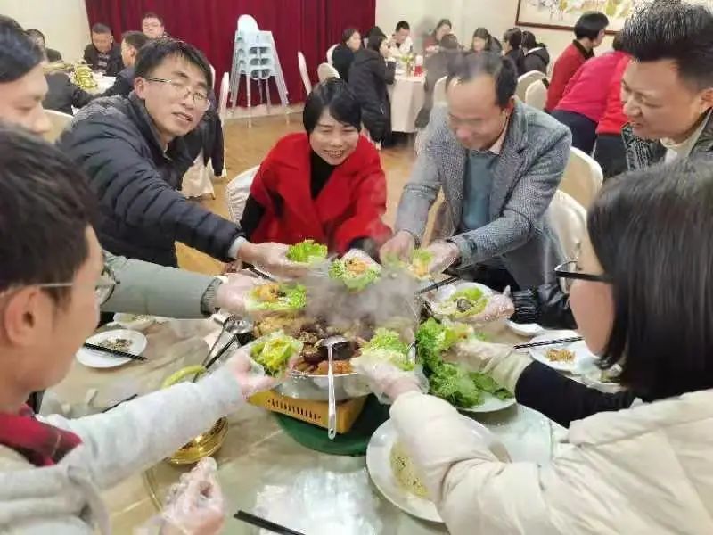 生菜包你今日吃左未超15万人云观龙狮汇演直击狮山生菜宴盛况