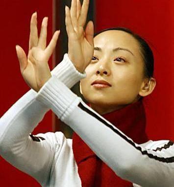 她是一名聋哑人,春晚上一夜成名,拒嫁富豪选择一见钟情的丈夫!|邰丽华