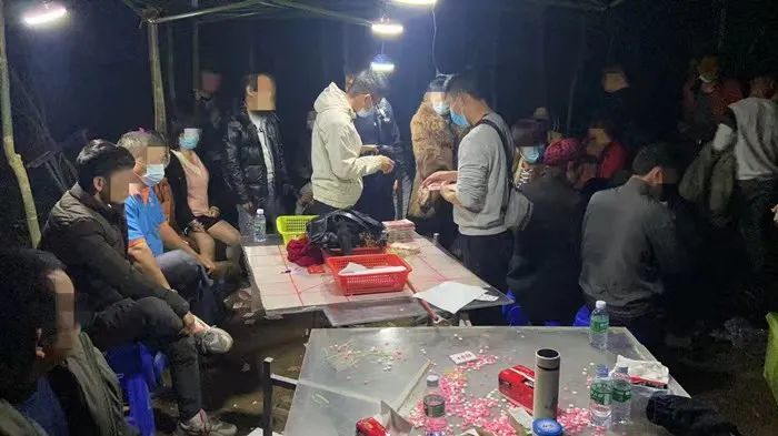 吴川警方查处黄坡赌博窝点现场抓获涉赌嫌疑人27人