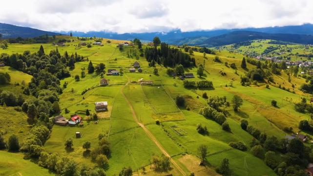 乌克兰基本处于世界第二大平原,东欧平原之上,东欧平原面积约有400万