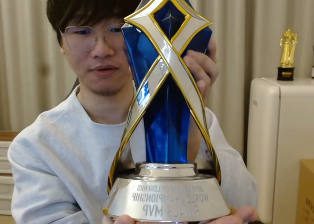 fmvp真的这么值钱宁王直播展示fmvp奖杯声称25亿都不换