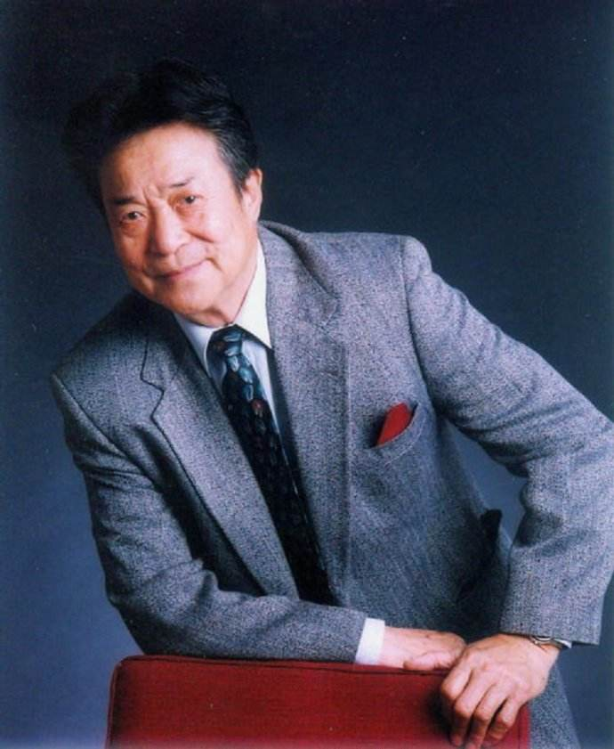 92岁李光羲现身商演头发花白身姿挺拔精神奕奕坚持真唱