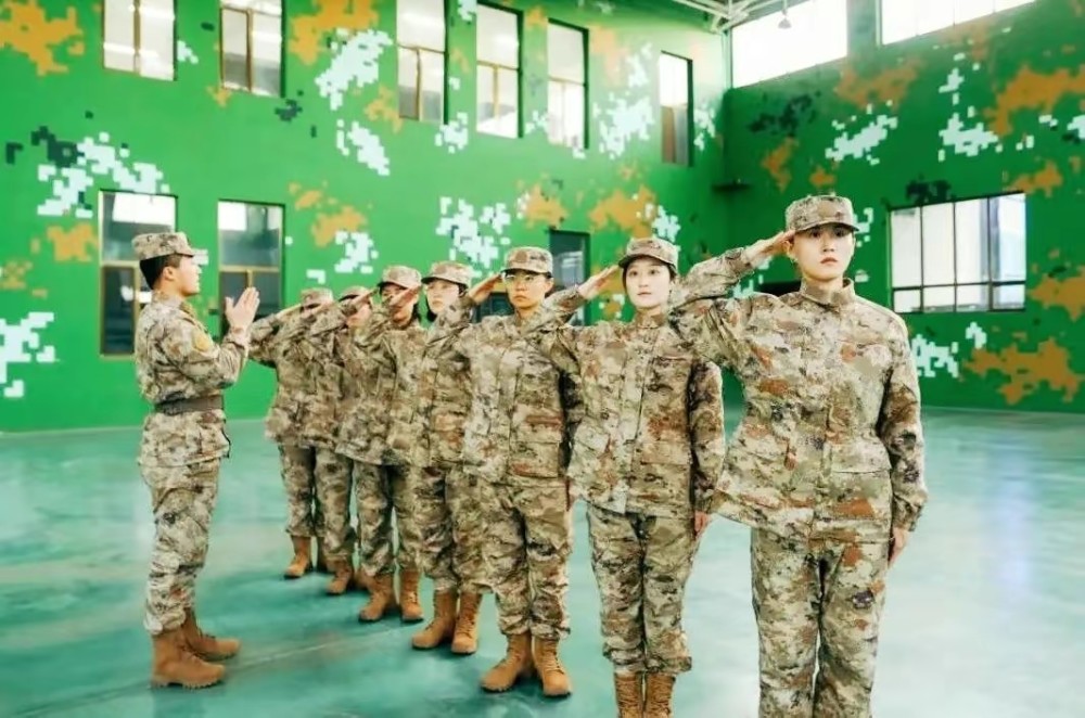 21式作训服从实战需求几处改进文职人员也换上新作训服