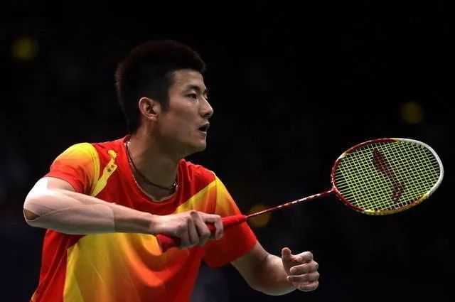 单打秘籍根据自己的打法和技术特点来决定羽毛球接发球动作