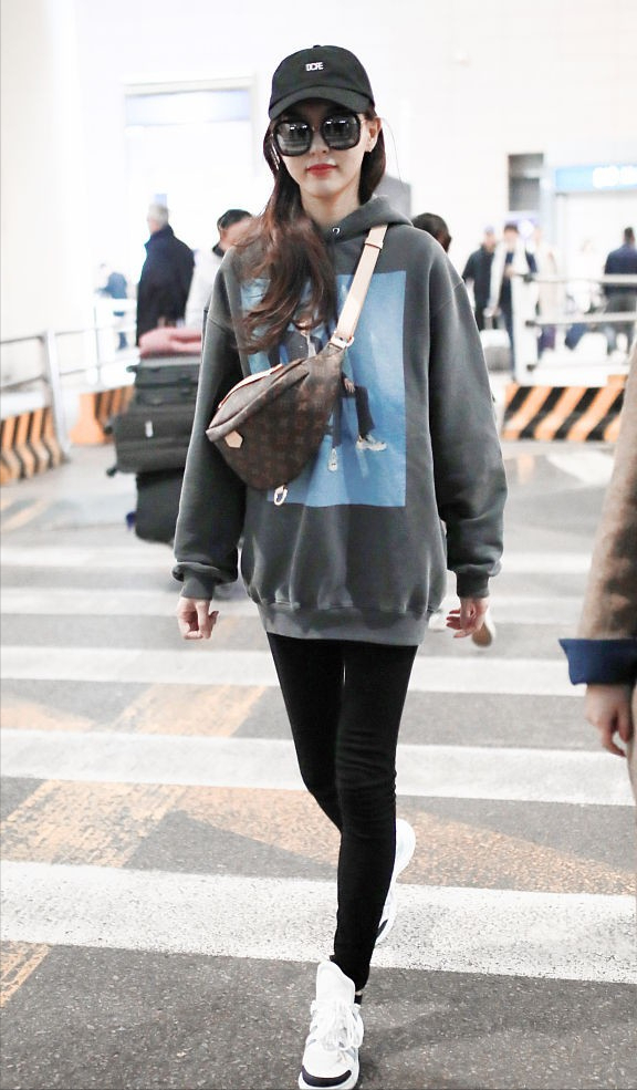 唐嫣满脸的胶原蛋白不像是当了妈穿短卫衣活力满满好青春