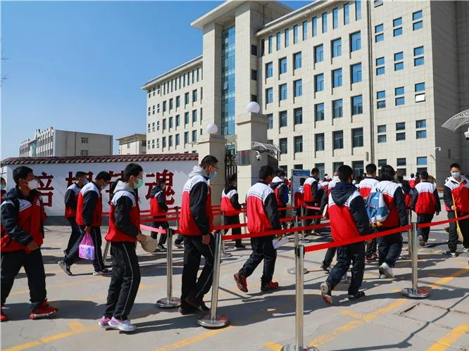 庆阳市各个学校陆续开学,沉寂的校园恢复了生机与活力.