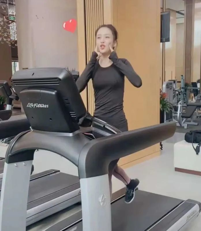 佟丽娅跑步视频曝光身材不是饿成的而是练出来的