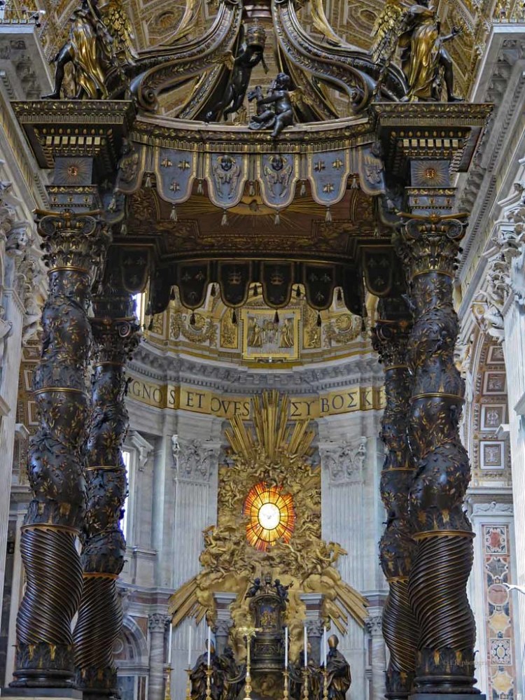 雕刻与建筑结合的典范之作——贝尼尼《圣彼得教堂青铜华盖》_腾讯