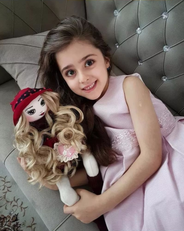 11岁女孩被称全球最美因太美父亲辞职做贴身保镖网友这就是别人家的