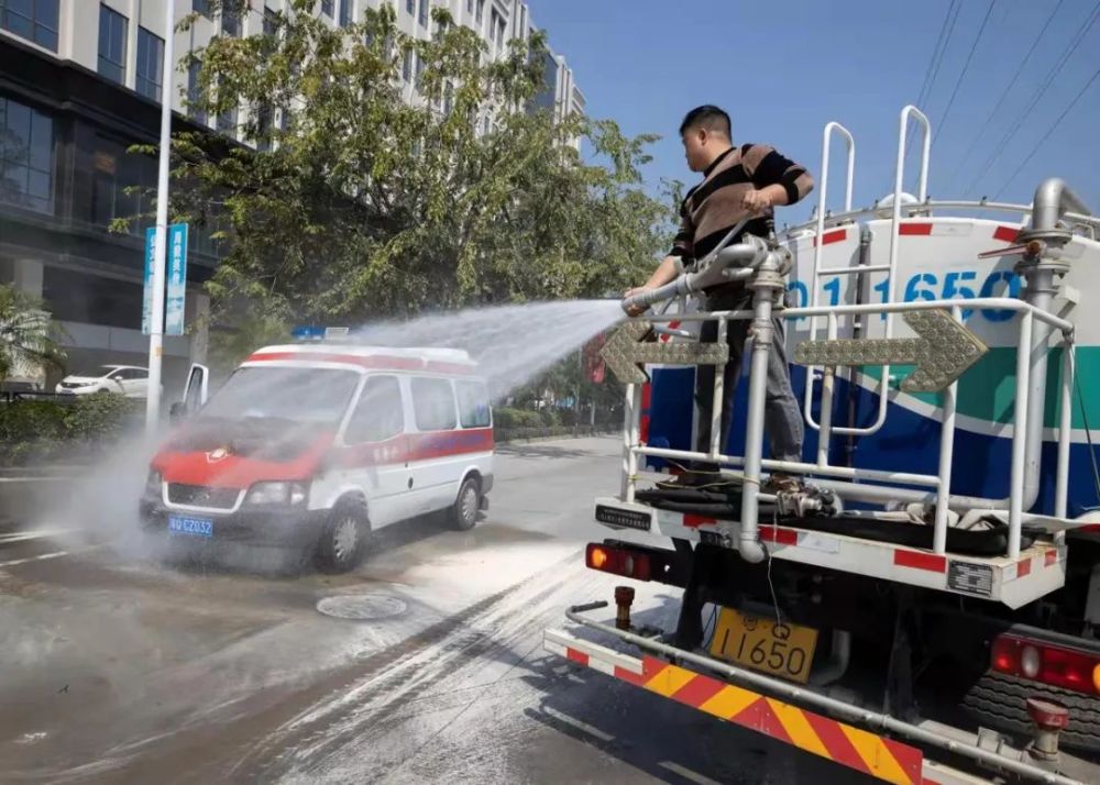 就在这时附近一辆市政环卫洒水车及时赶到跟前梁德湛爬上洒水车打开
