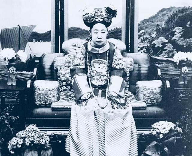 珍妃在八國聯軍打進北京城(1900年)那一年,讓慈禧太后投進井裡害死了