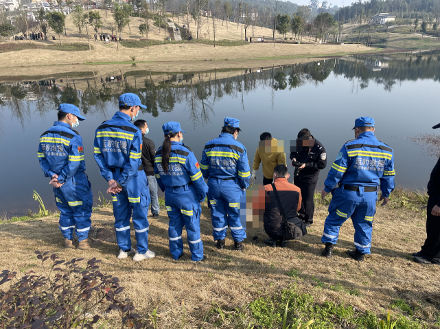 痛心宜宾这个水域打捞上岸一名女子疑为失踪女孩