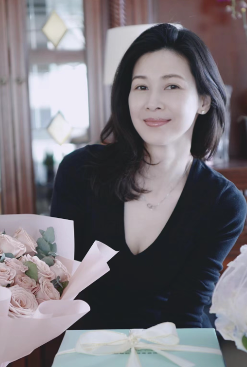 42岁童蕾带娃玩狗素颜皮肤白皙风韵犹存女儿五官不如妈妈惊艳