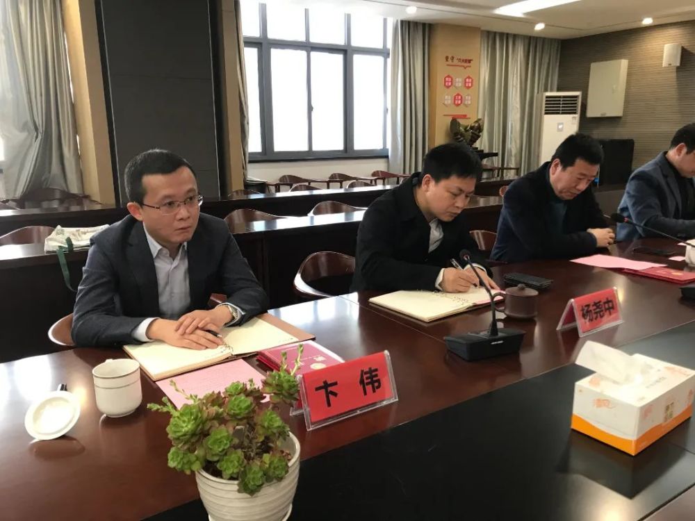 3最后,杨校长代表学校感谢各位专家,代表们的热情参与,并从学校领导层