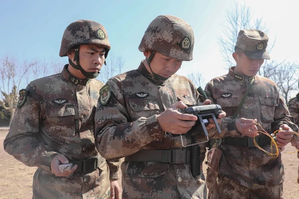 陆军第80集团军探索用无人机排爆