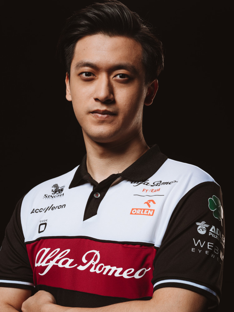 赛车手周冠宇的定妆照图集