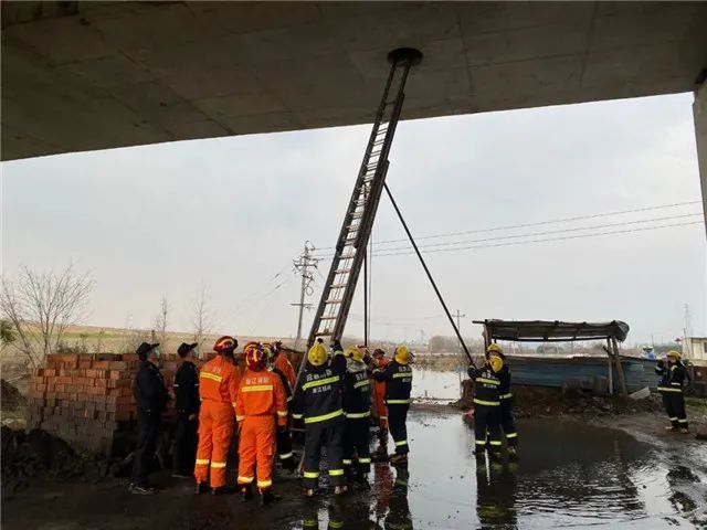 諸暨一座大橋下兩名檢測工人被困