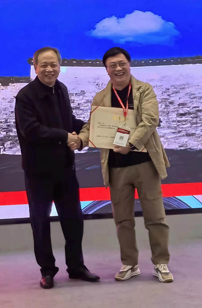 厦门轻工集团有限公司党委书记,董事长杨庆伟为金奖得主颁奖创意图片