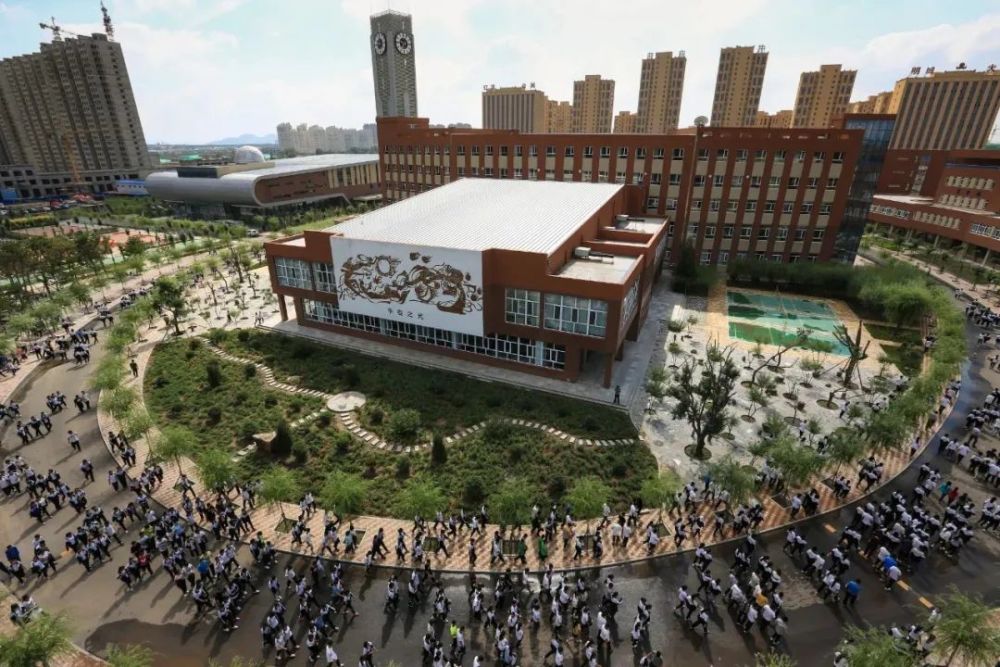 红旗中学放学时的校园民生连着民心,民心凝聚民力.