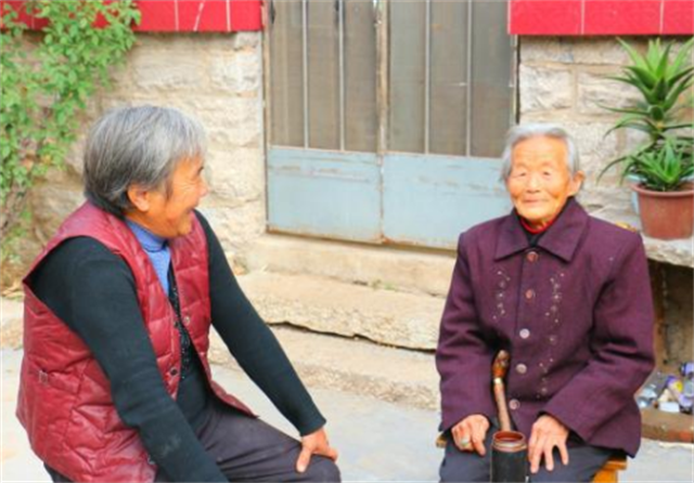 老人无儿无女,72岁侄子义务抚养42年:不忍心她一人生活|张淑英|山东