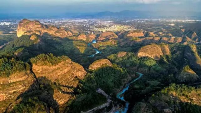 紫雲山景區位於會昌縣周田鎮崗腦村,2020年被評為國家aaa級旅遊景區.