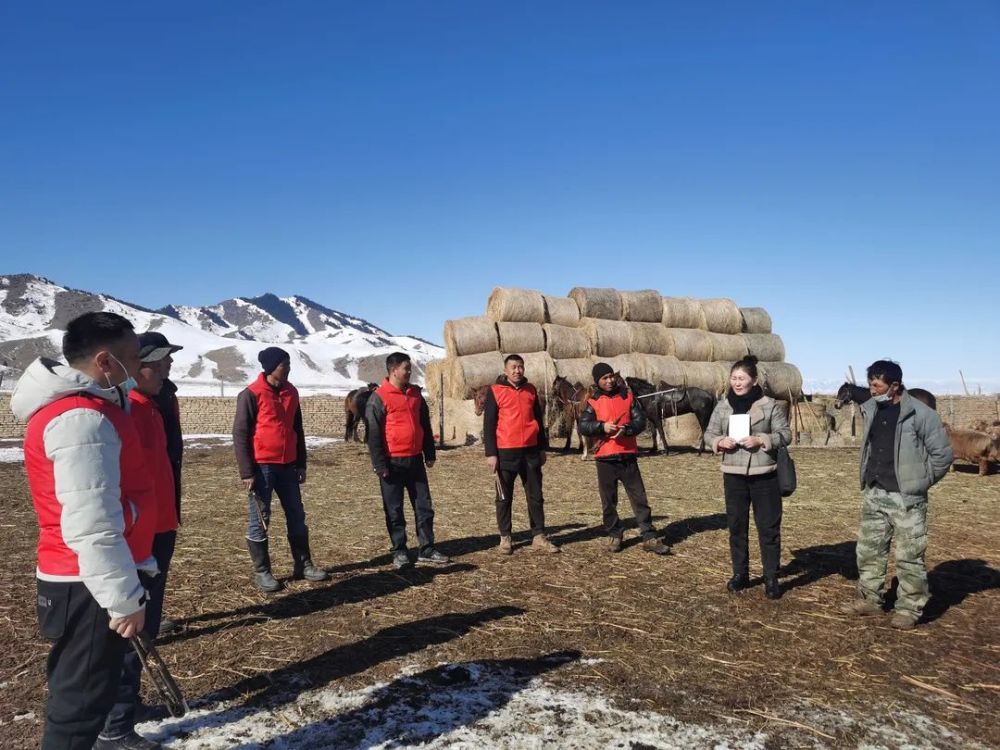 近日,昭苏县胡松图喀尔逊乡阿克塔斯村"马背宣讲队"深入牧区,开展了党