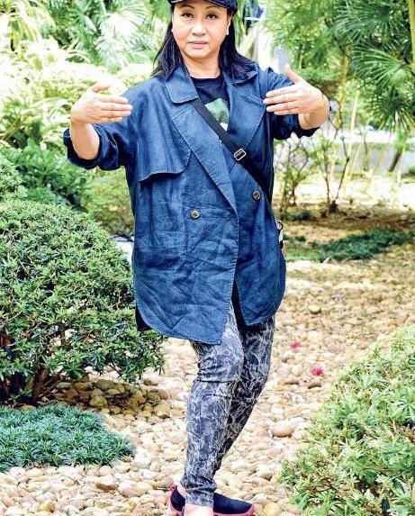 元秋原名张转男,是中国香港武打电影女演员,生于京剧世家,从小就跟随